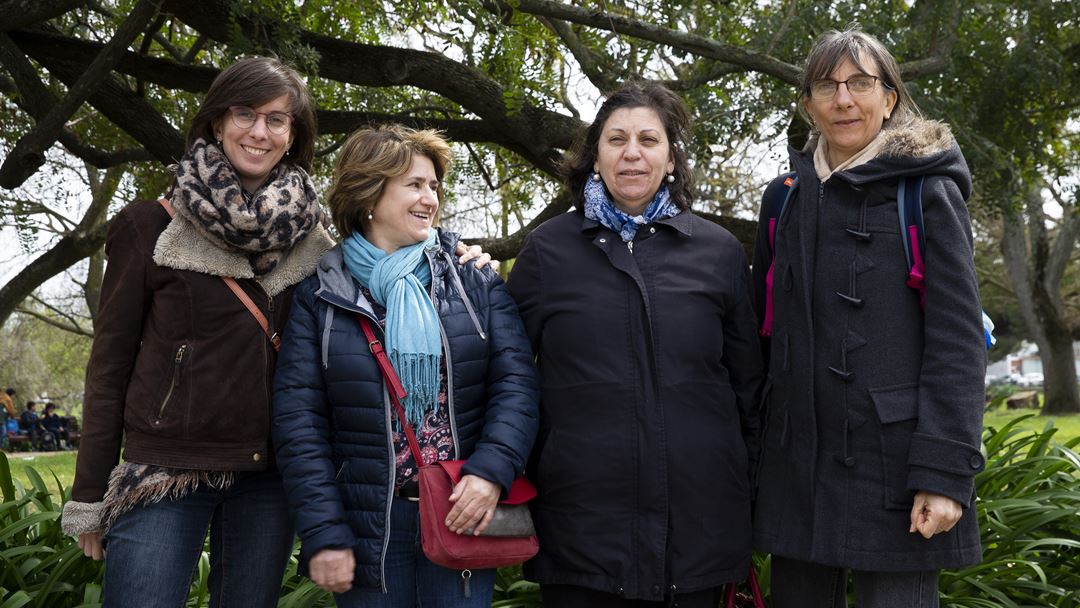 Loulou veio passar uns dias de férias a Lisboa, com três amigas. Mehr Annaelle (esquerda), Lourdes Fernandes (centro esquerda), Ferreira Delfina (centro direita) e Mehr Brigitte (direita). Foto: Sofia Freitas Moreira