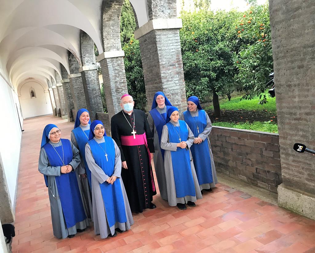 O arcebispo de Évora acompanhou as Servidoras do Senhor na visita à Cartuxa de Évora. Foto: Rosário Silva