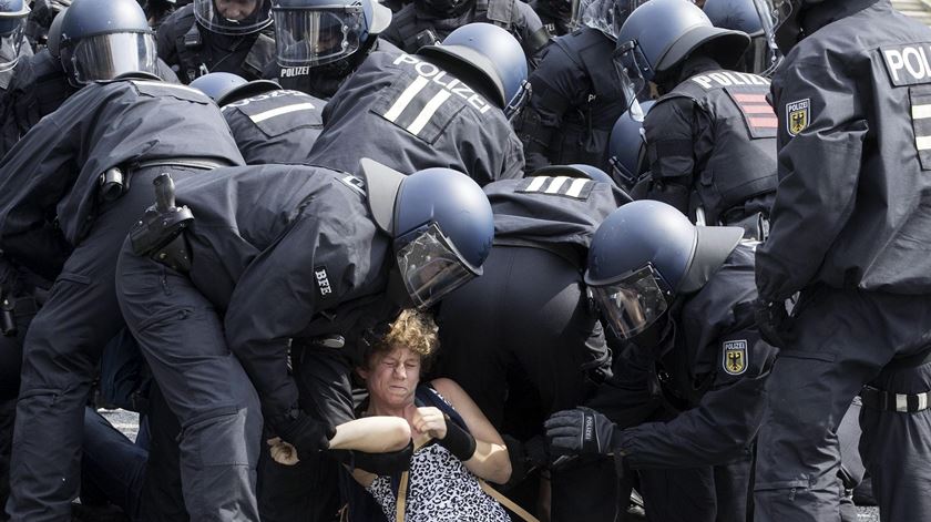 Detenção violenta por parte da polícia alemã. Foto: Massimo Percossi/EPA