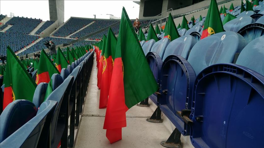 Bandeiras distribuídas pelas bancadas do Estádio do Dragão.  Foto: Sílvio Vieira/RR