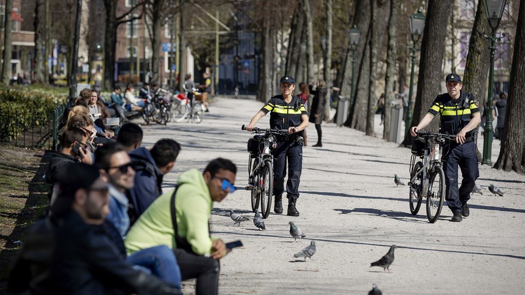 Den Haag, Países Baixos. Autoridades locais monitorizam a distância de segurança social nas ruas. Foto: Robin van Lonkhuijsen/EPA