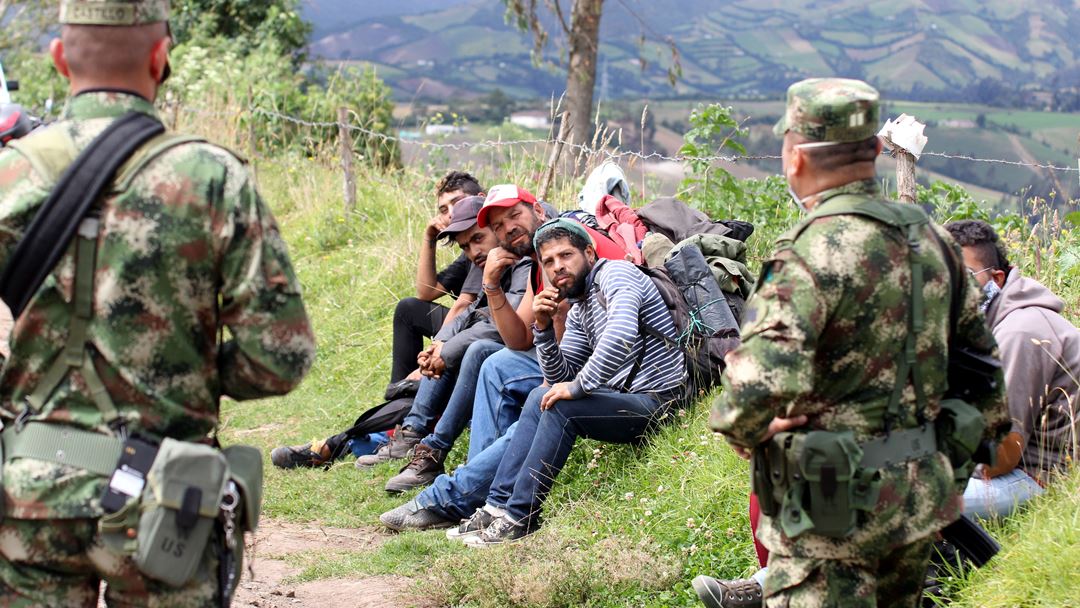 Carlosama, Colômbia. Guardas indígenas e militares colombianos controlam a passagem de cidadãos estrangeiros do Equador para a Colômbia. Foto: STR/EPA