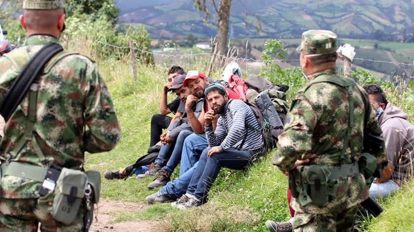 Carlosama, Colômbia. Guardas indígenas e militares colombianos controlam a passagem de cidadãos estrangeiros do Equador para a Colômbia. Foto: STR/EPA