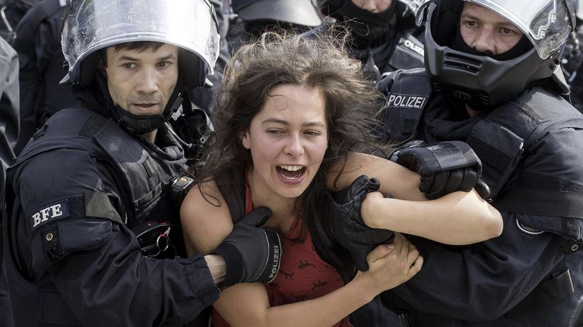 Detenção de uma manifestante. Foto: Massimo Percossi/EPA