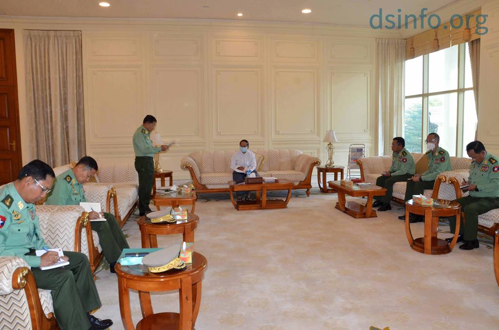 Líderes militares de Myanmar reunidos no Palácio Presidencial, na segunda-feira, em Naypyitaw. Foto: Military True News Information/EPA