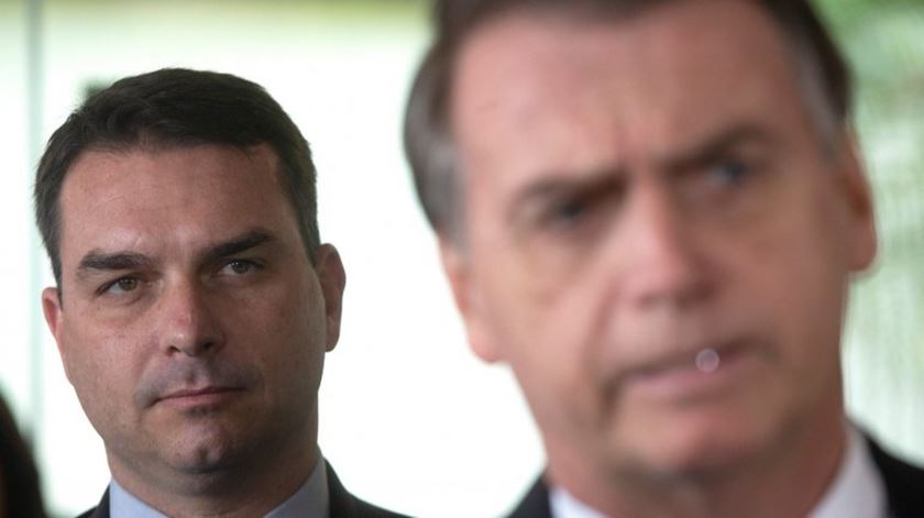 Flávio e Jair Bolsonaro. Foto: Joedson Alves/EPA