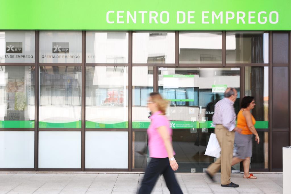 O desemprego registado desceu em todas as regiões em maio face a abril, com as reduções mais expressivas a ocorrerem no Algarve (-17,6%) e no Alentejo (-7,4%).  Foto: Gonçalo Costa/RR