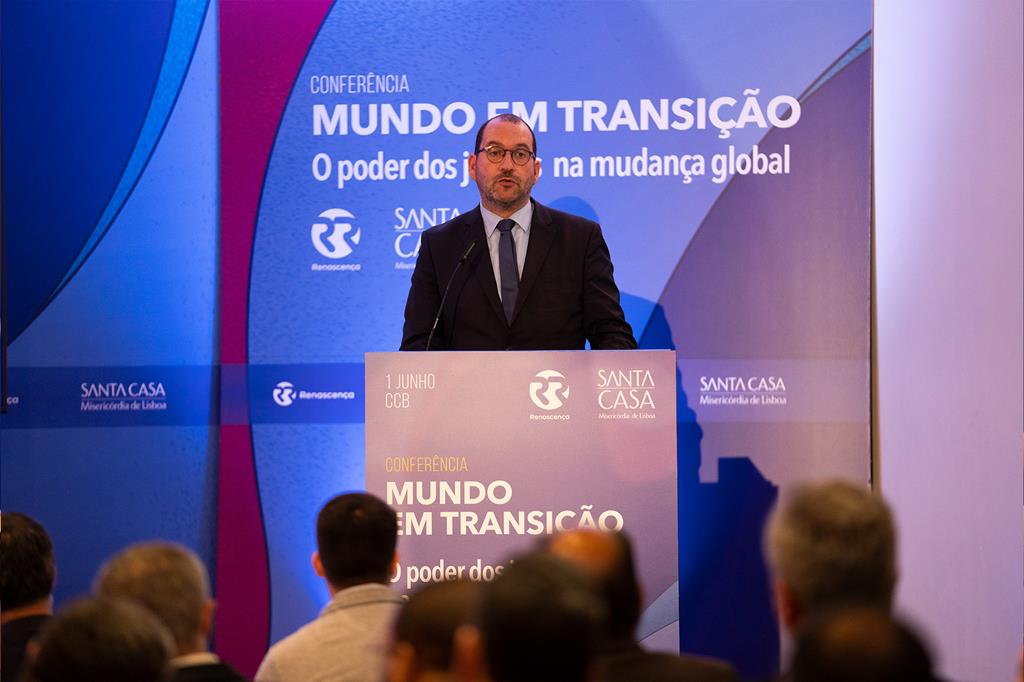 Ministro da Educação, João Costa, na Conferência O Poder dos Jovens na Mudança Global. Foto: Marcasério