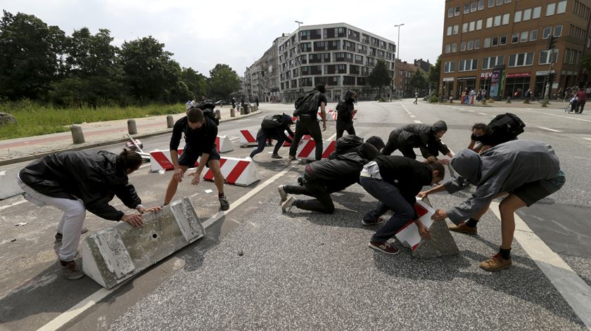 Estrada cortada com blocos de cimento, perto do Rote Flora, antigo teatro no centro de Hamburgo agora ocupado por grupos anarquistas. Foto: Armando Babani/EPA