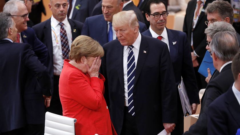 Reacção de Merkel a um comentário do Presidente dos EUA na sessão de abertura da cimeira. Foto: Philippe Wojazer/EPA
