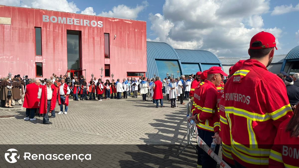 Silêncio marca último adeus aos três bombeiros que morreram em Tábua