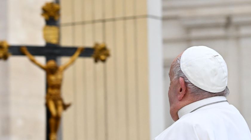 “Rezar por quem perdeu um filho”, pede o Papa para o mês de novembro