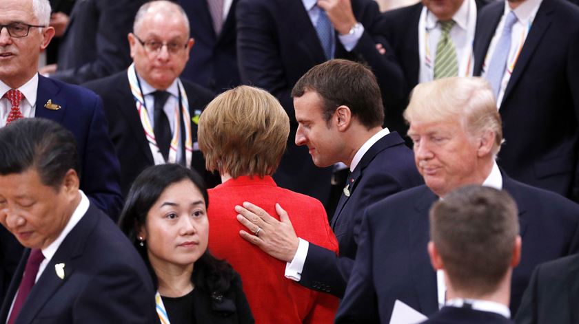 O Presidente francês conversa com a chanceler alemã. Foto: Philippe Wojazer/EPA