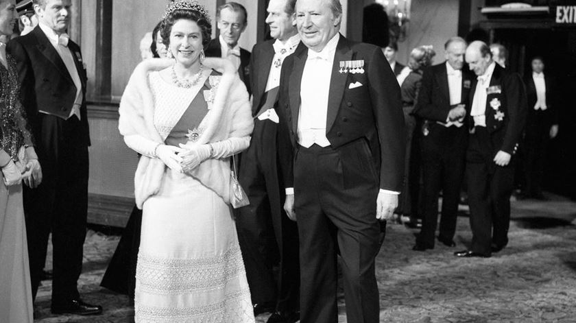 Isabel II com Edward Heath numa gala 