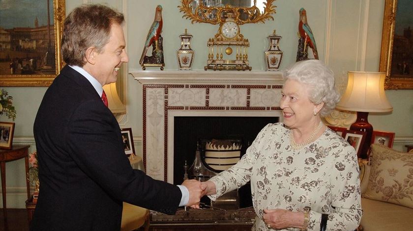 Rainha Isabel II com Tony Blair após a sua reeleição como primeiro-ministro, em 2005. Foto: DR/ Instagram @theroyalfamily