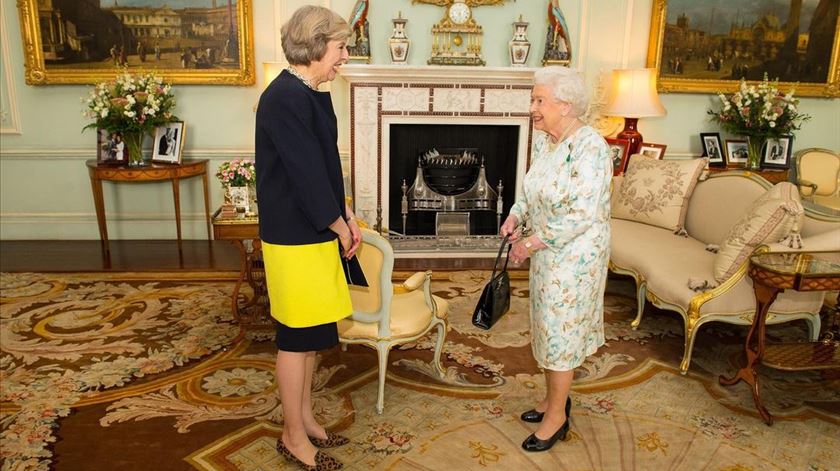 Rainha Isabel II com Theresa May na sua nomeação como primeira-ministra, em 2016. Foto: DR/ Instagram @theroyalfamily