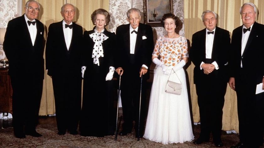 Rainha Isabel II com [E/D] James Callaghan, Lord Home, Margaret Thatcher, Lord Stockton, Lord Wilson e Edward Heath, em 1984. Foto: DR/ Instagram @theroyalfamily