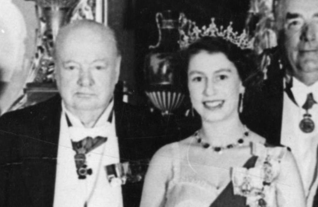 Rainha Isabel II com Winston Churchill, em 1952. Foto: Instagram da Família Real Britânica