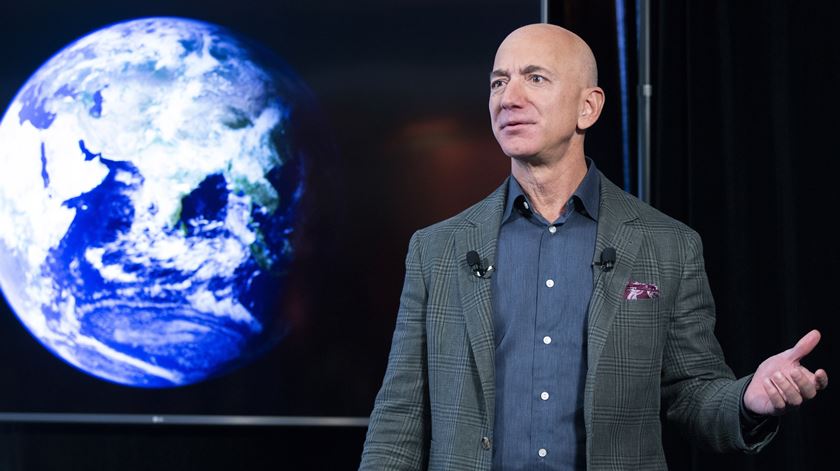 Jeff Bezos, fundador da Amazon, tem uma fortuna de 179 mil milhões de euros. Foto: Michael Reynolds/EPA