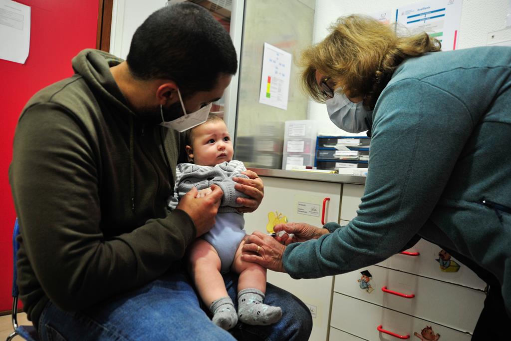 Açores acompanha continente na decisão de esperar por mais informações antes de vacinar crianças. Foto: Carlos Barroso/Lusa