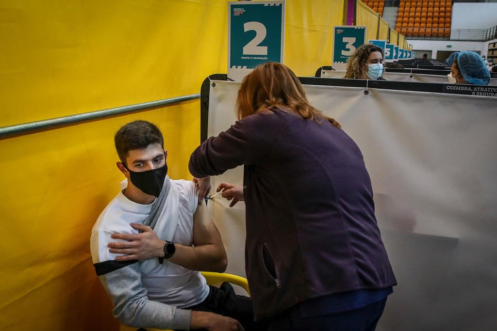 A vacinação à covid-19 começou em março para professores e funcionários das escolas. Foto: José Coelho/Lusa