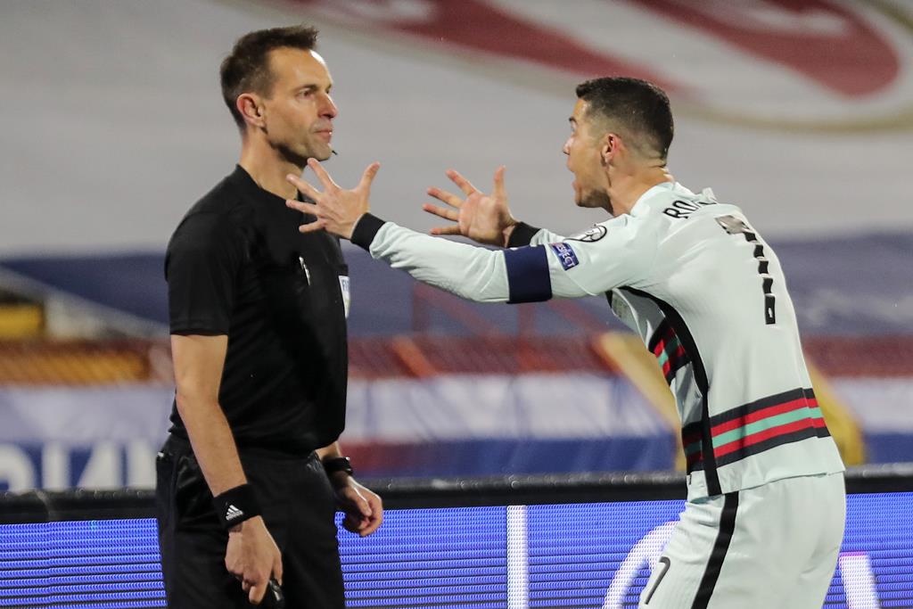 Cristiano Ronaldo não acredita na decisão do árbitro de não validar golo contra a Sérvia. Foto: Miguel A. Lopes/Lusa