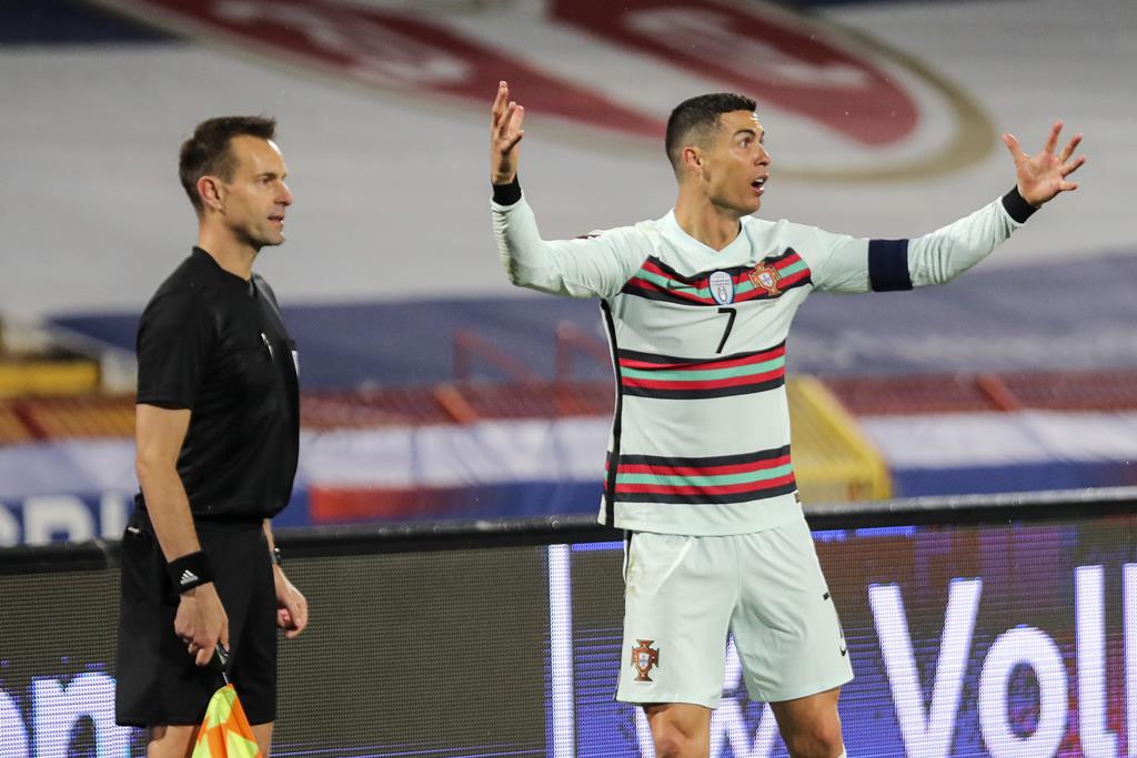 Cristiano Ronaldo não acredita na decisão do árbitro assistente de não validar golo contra a Sérvia. Foto: Miguel A. Lopes/Lusa