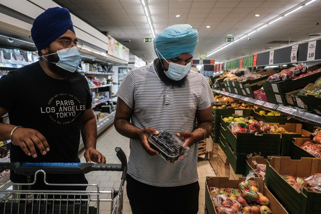 Trabalhadores indianos fazem as suas compras num supermercado em Odemira. Foto: Mário Cruz/Lusa
