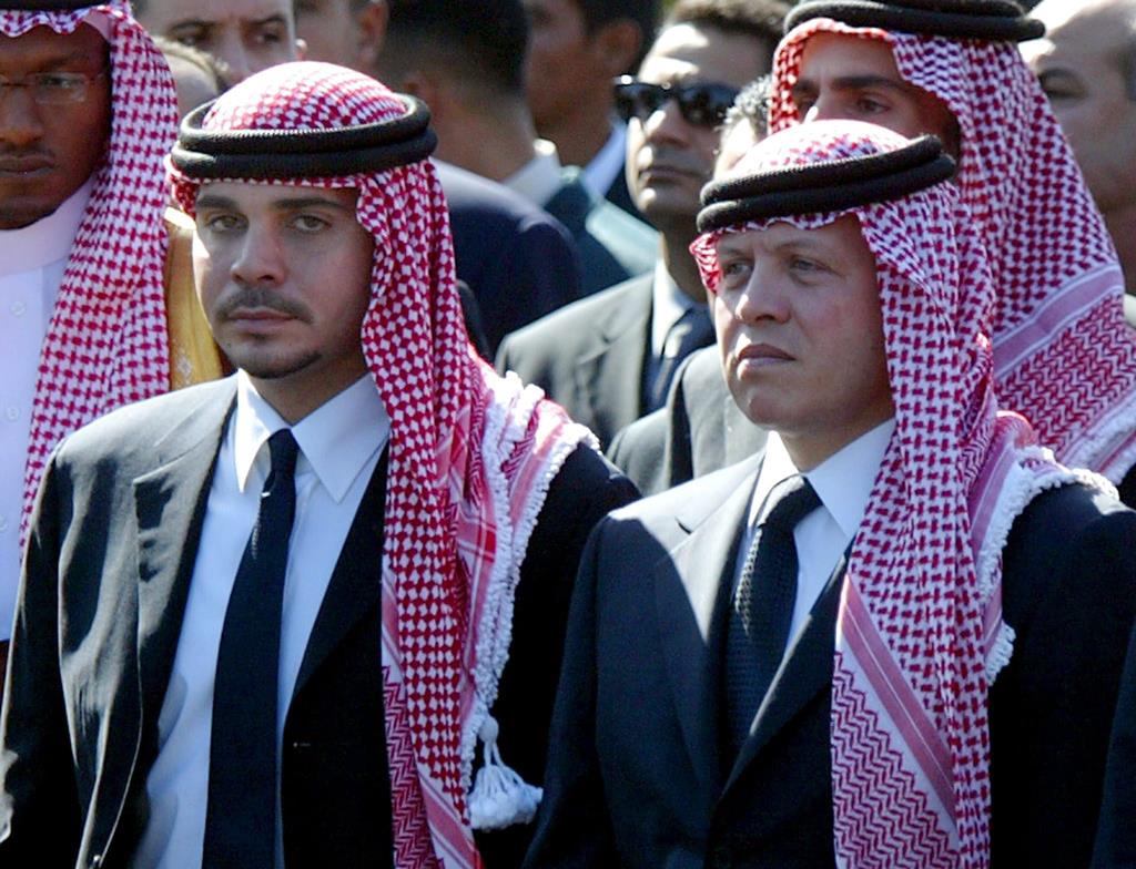 Antigo príncipe herdeiro Hamzah bin Al Hussein e o rei Abullah II da Jordânia. Foto: Mike Nelson/EPA (arquivo)