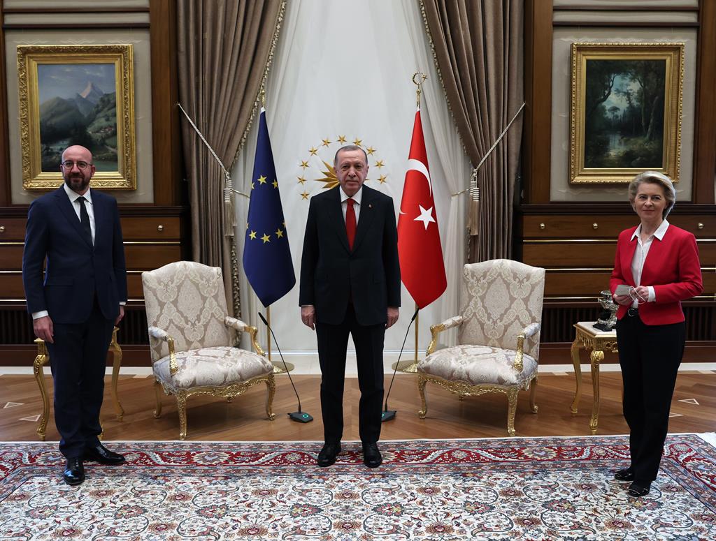 Presidente do Conselho Europeu Charles Michel, da Comissão Europeia Ursula von der Leyen e da Turquia, Recep Tayyip Erdogan. Foto: Presidental Press Office Handout/EPA