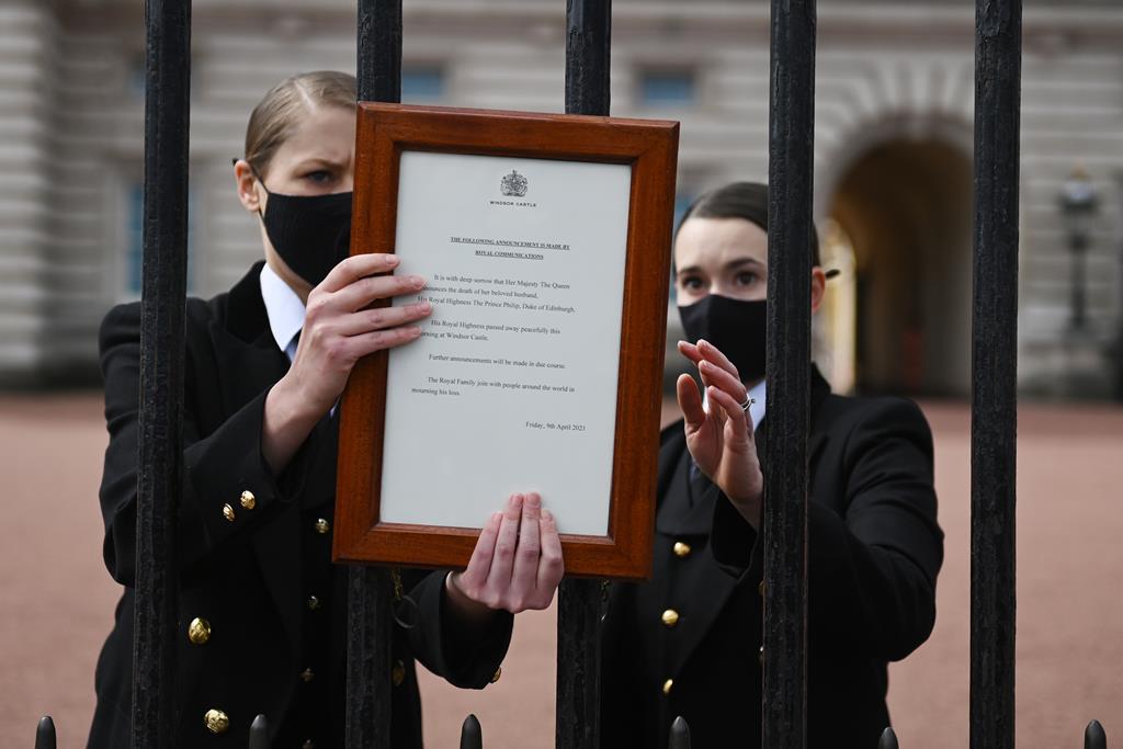 Notícia da morte do príncipe Filipe no palácio de Buckingham. Foto: Neil Hall/EPA