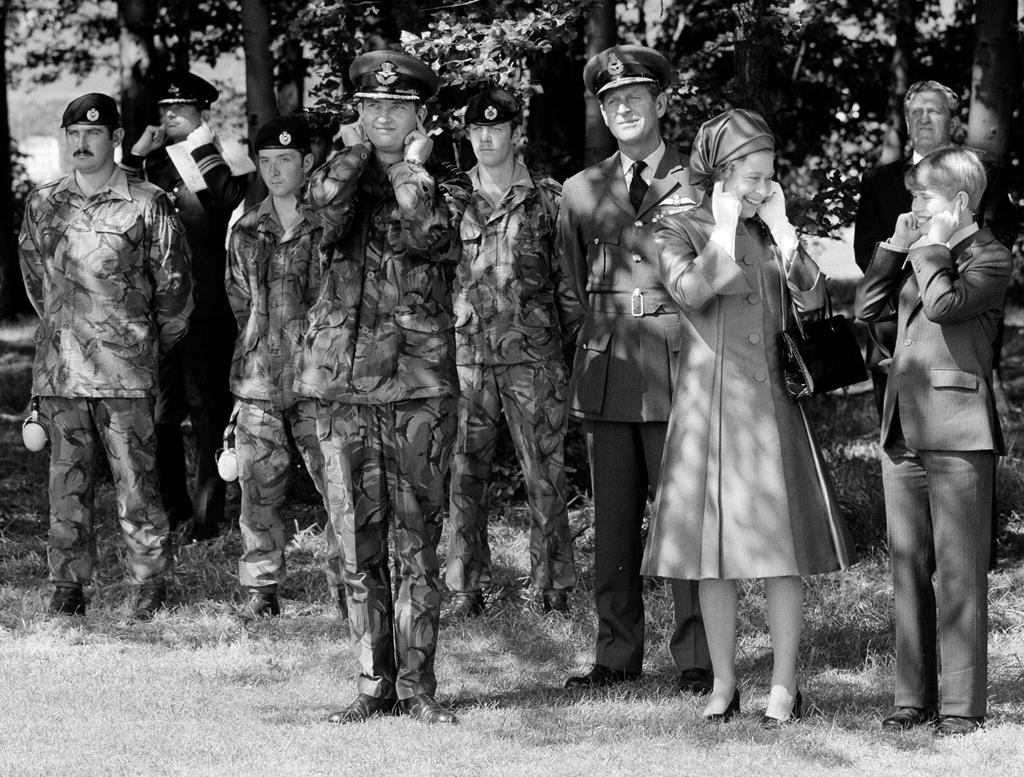 Príncipe Filipe com a rainha Isabel II de Inglaterra e o príncipe Eduardo, em julho de 1977. Foto: Ministério britânico da Defesa