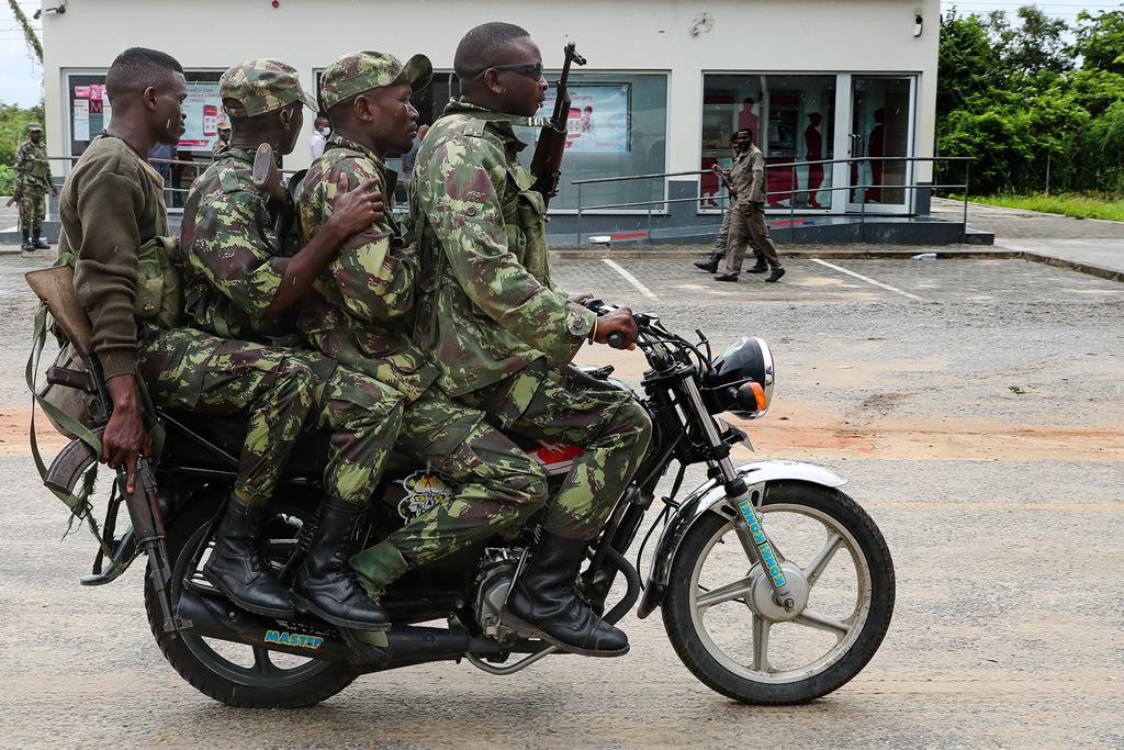 Militares moçambicanos patrulham a vila de Palma, em Cabo Delgado. Foto: João Relvas/Lusa