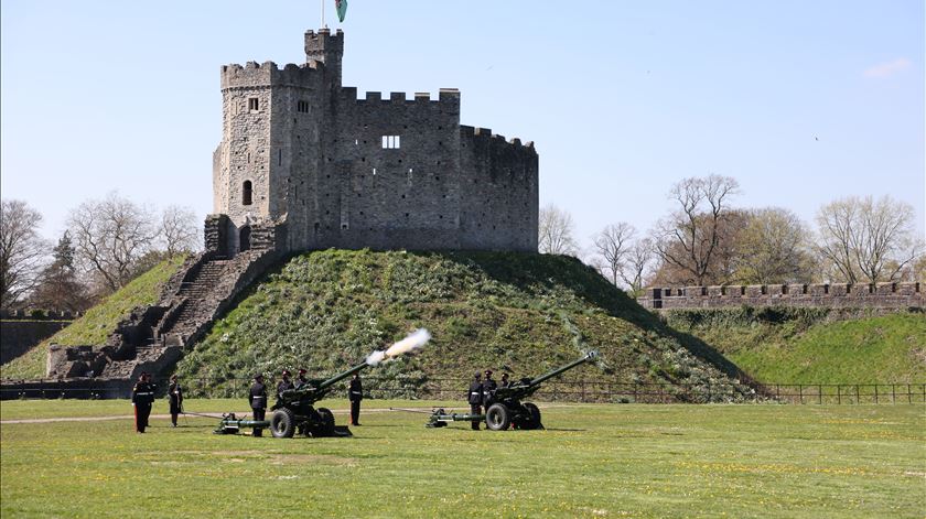 Salva de canhões no castelo de Cardiff. Foto: Sargento Nick Johns Rlc/EPA