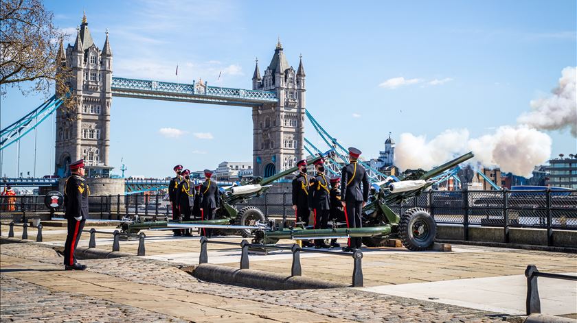 Salva de canhões junto à Torre de Londres. Foto: Cpl Ed Wright /Raf/EPA