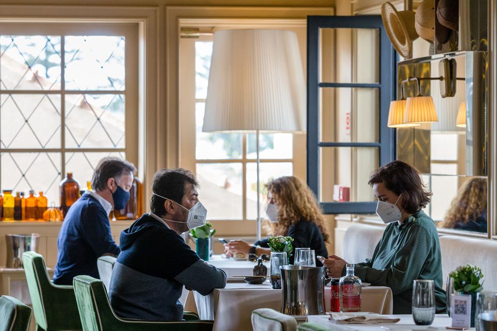 Na última fase de desconfinamento, os restaurantes podem permanecer aberto até às 22h30, com uma limitação máxima de seis pessoas por mesa no interior e dez pessoas por mesa nas esplanadas. Foto: José Coelho/Lusa