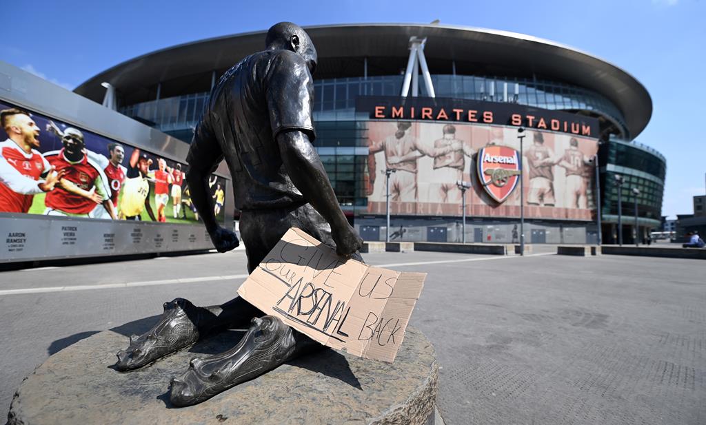 A revolta dos adeptos à porta do Estádio do Arsenal, junto à estátua de Thierry Henry. Foto: Andy Rain/EPA