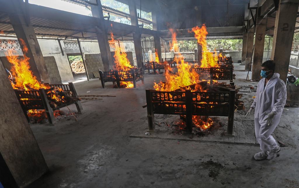 Vítimas da Covid-19 são cremadas em Bombaím, na Índia. Foto: Divyakant Solanki/EPA