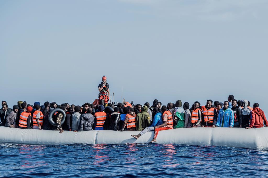 Migrantes a atravessar o Mediterrâneo a partir da Líbia.Foto: Flavio Gasperini/Sos Mediterrane/EPA [Arquivo]