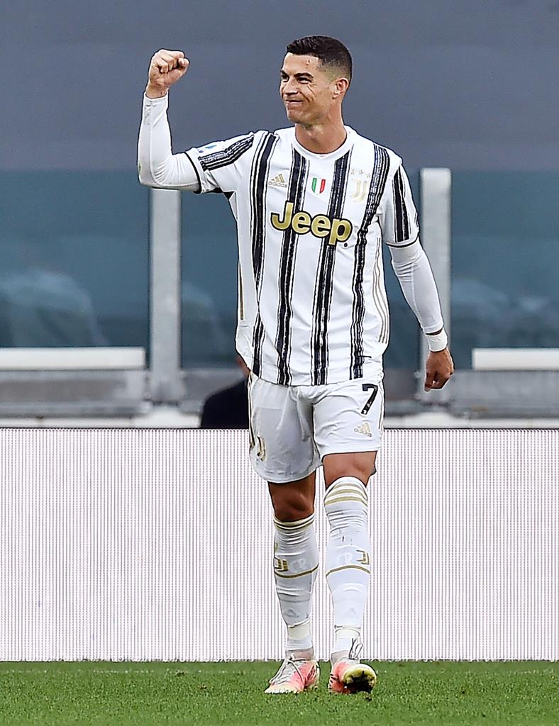 Cristiano Ronaldo marca pela Juventus ao Inter. Foto: Alessandro Di Marco/EPA