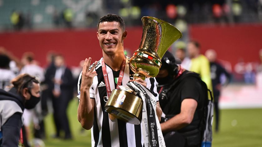 Cristiano também venceu troféus pela Juventus Foto: Paolo Magni/EPA
