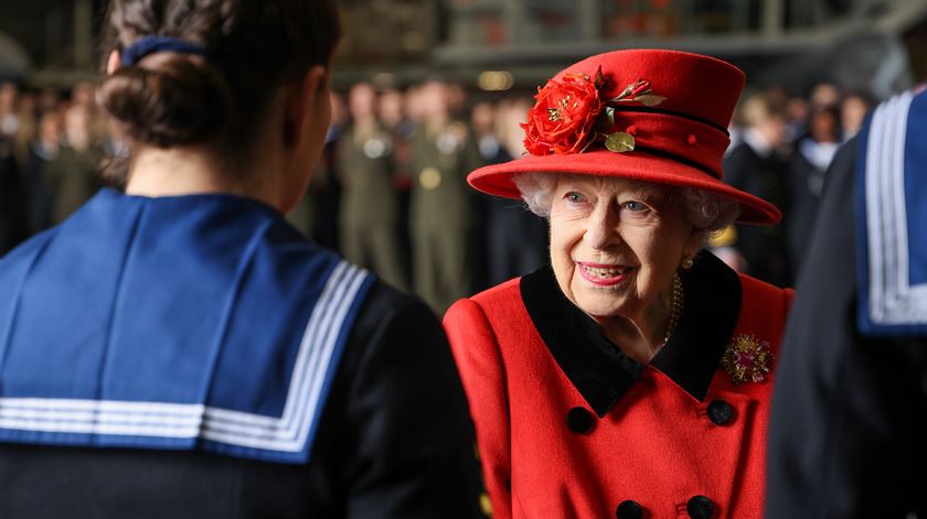 Isabel II durante uma visita porta-aviões "HMS Queen Elizabeth" em 2021. Foto: Jay Allen/Marinha do Reino Unido