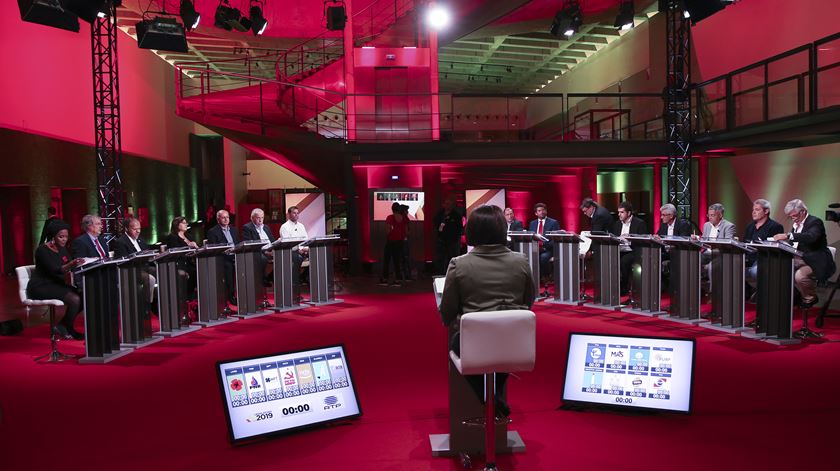 A jornalista Maria Flor Pedroso moderou o debate entre os 15 partidos concorrentes  sem representação parlamentar, esta segunda-feira. Foto: Manuel de Almeida/Lusa