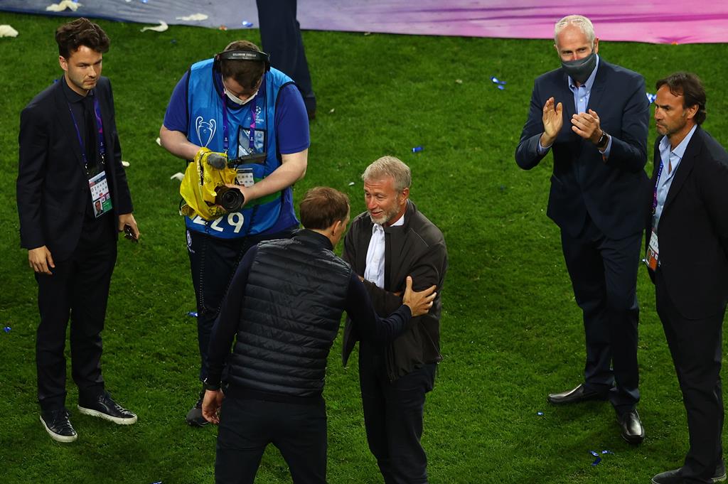 Roman Abramovich (ao centro) durante a última final da Liga dos Campeões ganha pelo Chelsea. Foto: Michael Steele/EPA