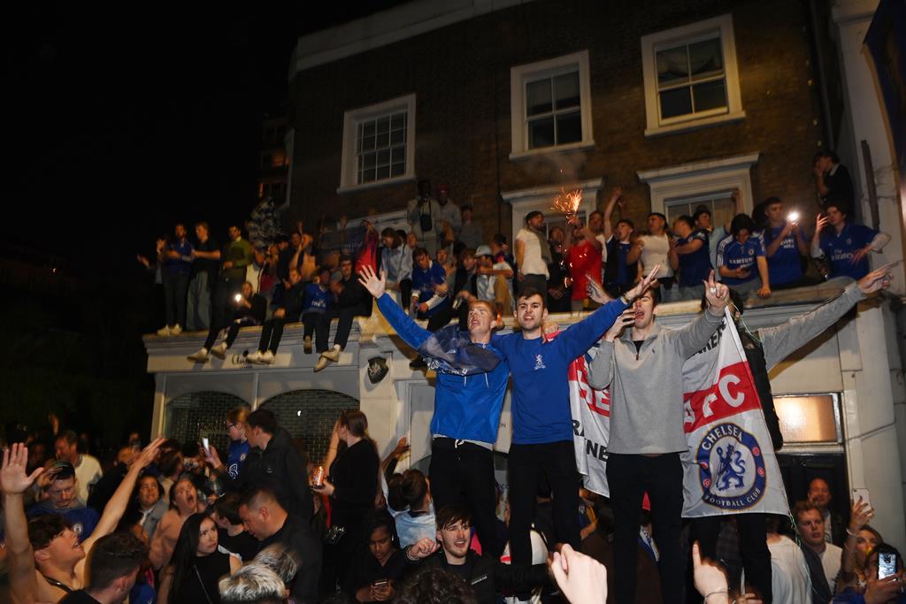 Adeptos do Chelsea após a final da Liga dos Campeões, no Porto. Foto: Neil Hall/EPA