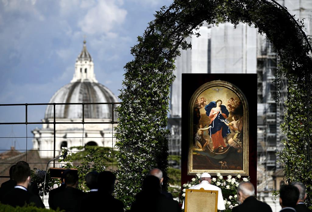 Papa Francisco diante da imagem de Nossa Senhora desatadora de nós. Foto: Filippo Monteforte/Pool/EPA