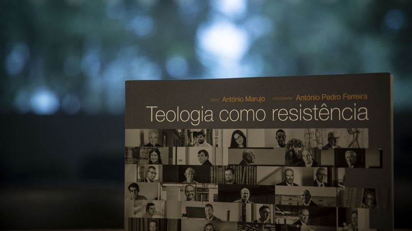 Livro "Teologia como resistência", de António Marujo. Foto: Sofia Freitas Moreira/RR