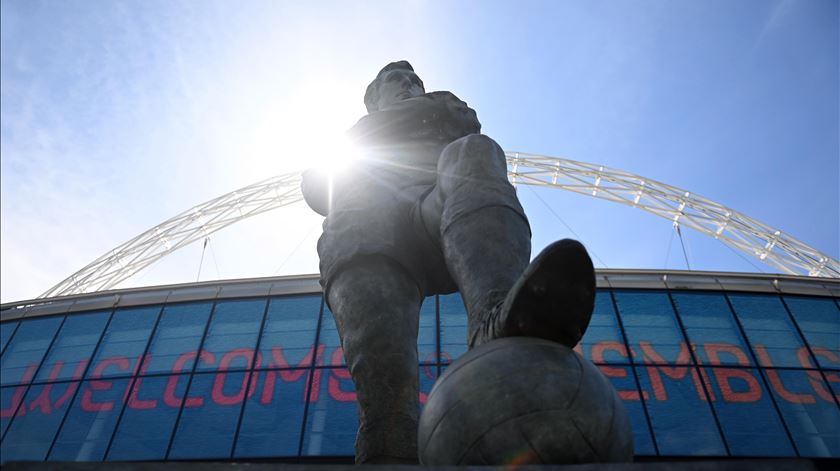 Estátua de Sir Bobby Moore no exterior do Estádio de Wembley. Foto: Neil Hall/EPA