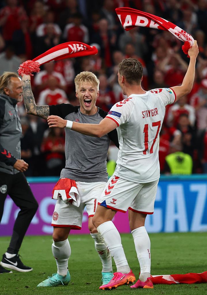 Jogadores da Dinamarca festejam apuramento após goleada à Rússia. Foto: Wolfgang Rattay/EPA