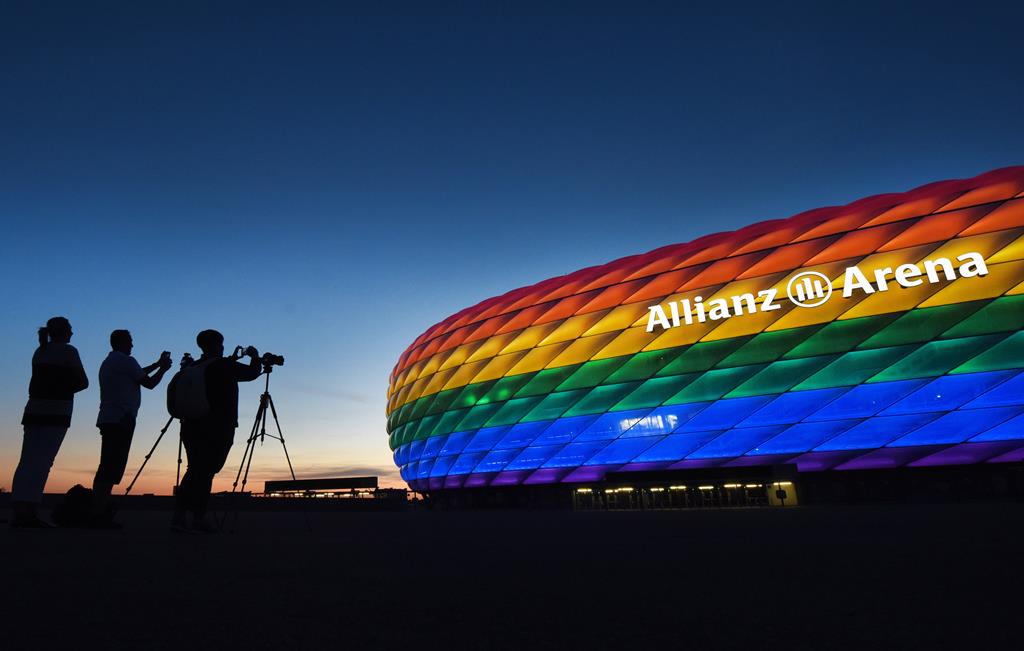 Allianz Arena, em Munique, iluminada com as cores da diversidade. Foto: Tobias Hase/EPA